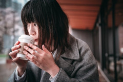 【悲報】有識者「女子がスタバ大好きな理由は一つ！！！」⇒！