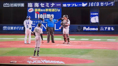 DeNA・宮下朝陽が危機一髪、演技派捕手？大城の脇キャッチは完全捕球じゃない