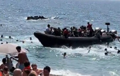 【動画】スペイン本土のリゾートビーチに移民ボートが上陸⇒ 観光客が避難する大パニックになってしまう