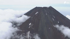 富士山6合目 に1人でいた7歳の男子を救助