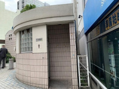 【訃報】おっさん、公園のトイレでう●こ中に熱中症で死亡