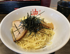 ラーメン食べに行こうって誘われて行った店が「油そば専門店」だったら、許せる？