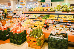100グラム75円の鶏肉に、100グラム5円で計算された値札が付いていた。私(…安い！間違えたのかな)   →  そのままレジに持っていった結果…….