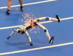 【爆笑】ロボット五輪に向けて走り込んだ人型ロボ、クッションに突っ込み腰から逝く