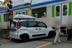 【これは怖い】JAF職員、踏切を塞いで後続車を線路内に残した疑い→列車と衝突