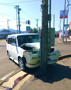 【画像】電柱、車とアツいバトルをして圧勝するｗｗｗｗ