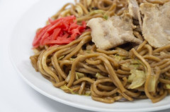 焼きそばの具は肉だけで良い、野菜入れると水っぽくなる