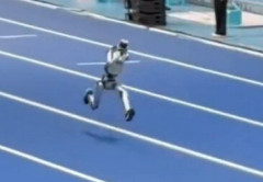 【動画】中国製ロボット、壁にぶつかり火花を放ちながらクラッシュ。火災・火傷へ💥🤖🔥