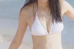 井上和香さん、自分の谷間をこうやって隠してしまうwwwww