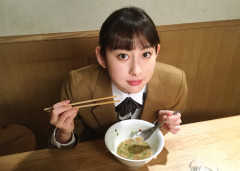 女のひとり飯を見ると腹が立って蹴りとばしたくなる。実際に俺の元彼女はひとり飯をしたせいで店一軒つぶしているし、激混みな時でも女の隣は空けなきゃいけないしで大迷惑だろ……！
