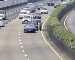 【動画】高速道路の事故現場に後続車が突っ込み車外にいた2人が亡くなった事故。