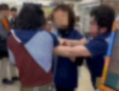 【動画】コンビニ従業員がレジ内で大乱闘ｗｗｗｗｗｗｗｗｗ