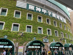 【悲報】高野連会長、会見直前にホテルで愛人と密会していた
