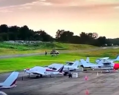 【動画】ペンシルベニア州の空港でヘリコプターにセスナ機が突っ込む死亡事故。