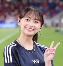 影山優佳「お目汚しごめんなさい」突然太もも接写をアップ　理由は…「１時間手をつかれて」