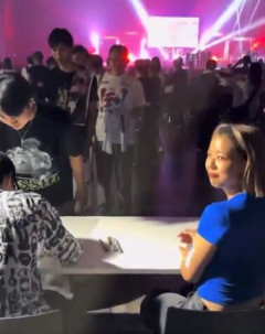 【悲報】格闘家のサイン会、圧倒的人気格差が出てしまう…