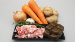 【悲報】買い物メモ「肉、カレールウ、たまねぎ、人参、きのこ類」