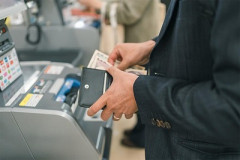 【悲報】電子マネー派、今も現金払いしてる人に「後ろに並んでる人の事も考えて？」と言い無事炎上