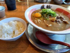 ラーメンに生卵落とすの