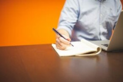 敵「お仕事は何を？」ワイ「SEやで」