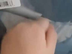 私が箱をトントン叩いてみた。あなた やり方間違えてるよ、こうやるの！ → 隣りで彼女はこうします…