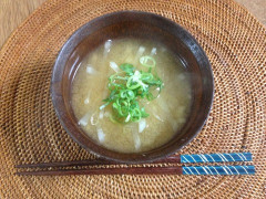 今日の味噌汁は、まるで砂を噛んでいるような味だった。