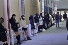 【悲報】路上売春婦さんたち、見世物になってしまう・・・