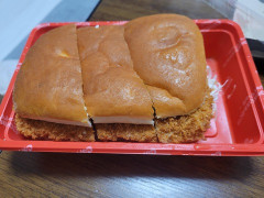 コメダ珈琲の味噌カツサンド頼んだんやがデカすぎて草
