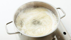 【悲報】嫁「そうめんなんて暑くて茹でられない！」俺「火をつけてリビングで待ってりゃいいだろアホか」