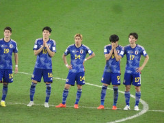 【悲報】号泣する三笘を田中碧が慰める姿に感動…二人の涙にファンも号泣www