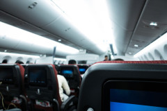 【愕然】出張で乗った飛行機が満席やったんやが、女さんが隣にスーツケース置いて席確保していた結果⇒ｗｗｗ