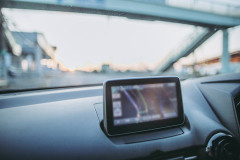 新車を洗車に出したらナビ画面に傷が…クレームを入れるべきか迷っている