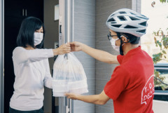 フードデリバリー配達員←小汚いオッサン多いよな