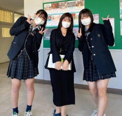 【画像】美人教師、生徒のJK達に圧勝してしまう