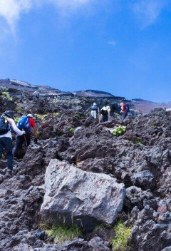 【悲報】富士山登山中の7歳男児「もう歩けない…」父「なら置いてくぞ！」→本当に山小屋へ置き去り・・・・・・・・・