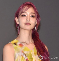 剛力彩芽さん、ピンク髪にしたら美人すぎる