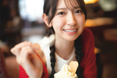 日向坂46金村美玖が生クリームを「あーん」