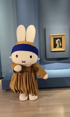 『フェルメール《真珠の耳飾りの少女》展』公式アンバサダーのミッフィー、お前耳飾りの位置そこでええんか？「一体何飾りやねんそれは」