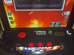 【朗報】ユニバ開発がLバジリスクⅣの筐体画像がチラ見せ！ミリオンゴッドと同筐体+イヤホンジャック搭載か！