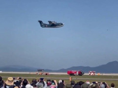 消防車と並走しながら飛ぶ海上自衛隊の飛行艇US-2「速く飛ぶのは簡単、難しいのは遅く飛ぶほう」【海外の反応】