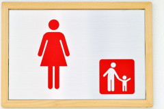 子供が外出先で一人でトイレに行けるように。私はどこで待つべき？いつもドア前で待つけど邪魔かな…