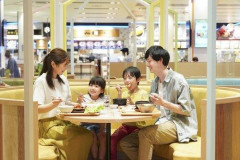 【悲報】フードコート「「底辺家族！おいしーね！！」」←これクッソ哀れだよな