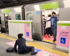 【動画】山手線でワロタ。絶対に通さない門番vs絶対に帰りたい男の熱い戦い。