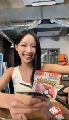 【動画】韓国人女さん、ポケカの開け方がレベチｗｗｗｗｗｗｗｗｗｗｗｗｗｗｗｗｗｗ