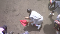 【GIF】カメラマン「邪魔！砂拾ったらさっさと帰って」甲子園球児「すみません...」