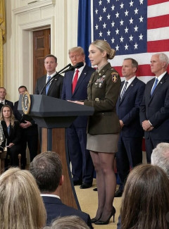 【画像】アメリカ軍の女性将校ｗｗｗｗｗｗｗｗｗｗｗｗｗｗｗｗｗｗｗｗｗｗ