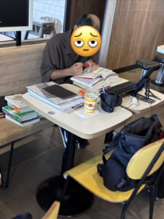 マックで『ドリンクS』だけですげぇ量の教材持ち込んで勉強にはげむイケメンが晒される