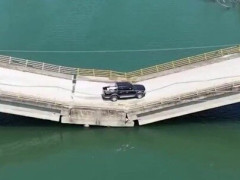 ギリシャで真ん中がV字に折れた橋、迂回するより速いからと車が今日も渡っていく【海外の反応】