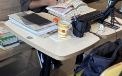 【画像】マックで『ドリンクS』だけですげぇ量の教材持ち込んで勉強にはげむ学生が晒されるｗｗｗｗ