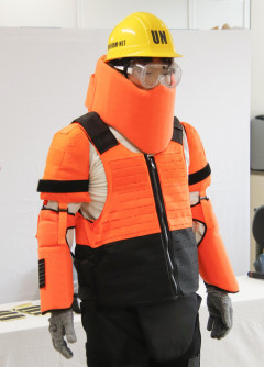 【画像】警察・警備会社向け装備品の『SYCO』、対クマ用ガチ防護服を開発ｗ